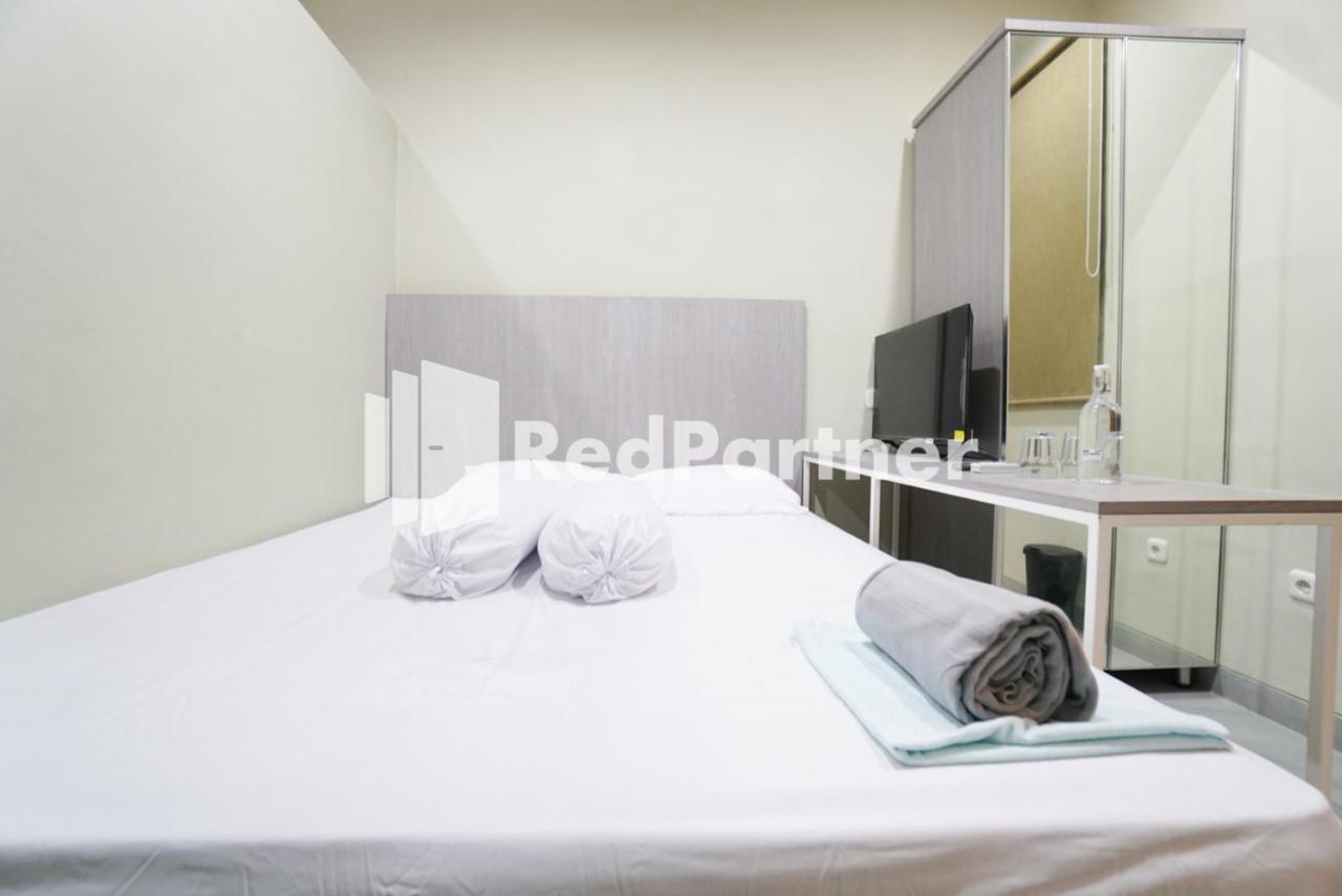 Gelong Guest House Syariah RedPartner Jakarta Bagian luar foto