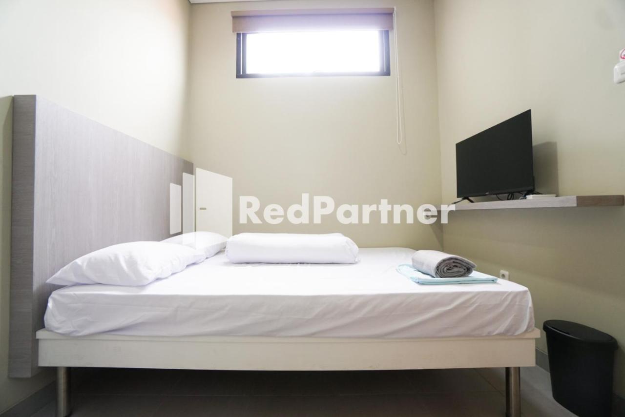 Gelong Guest House Syariah RedPartner Jakarta Bagian luar foto