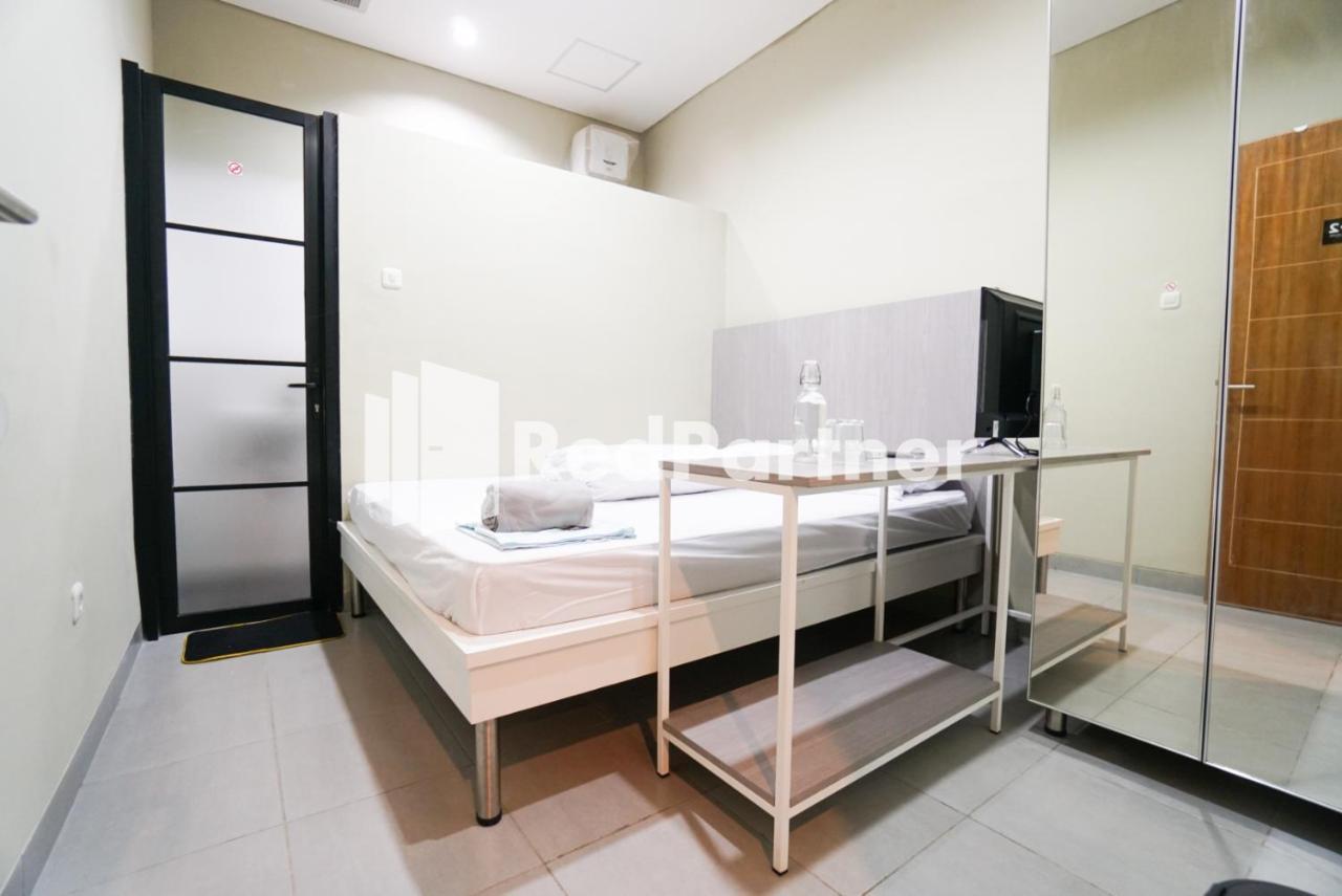 Gelong Guest House Syariah RedPartner Jakarta Bagian luar foto
