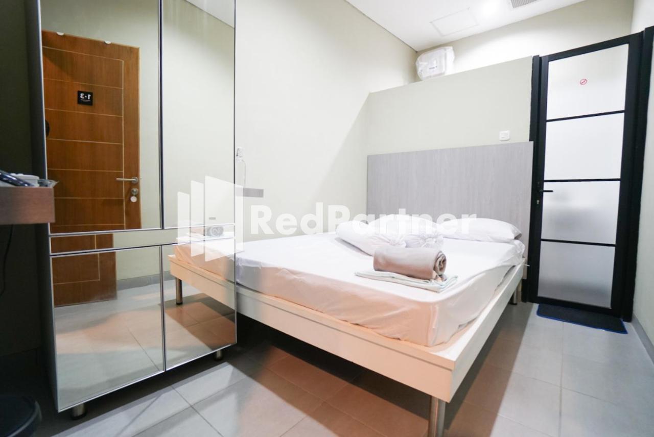 Gelong Guest House Syariah RedPartner Jakarta Bagian luar foto