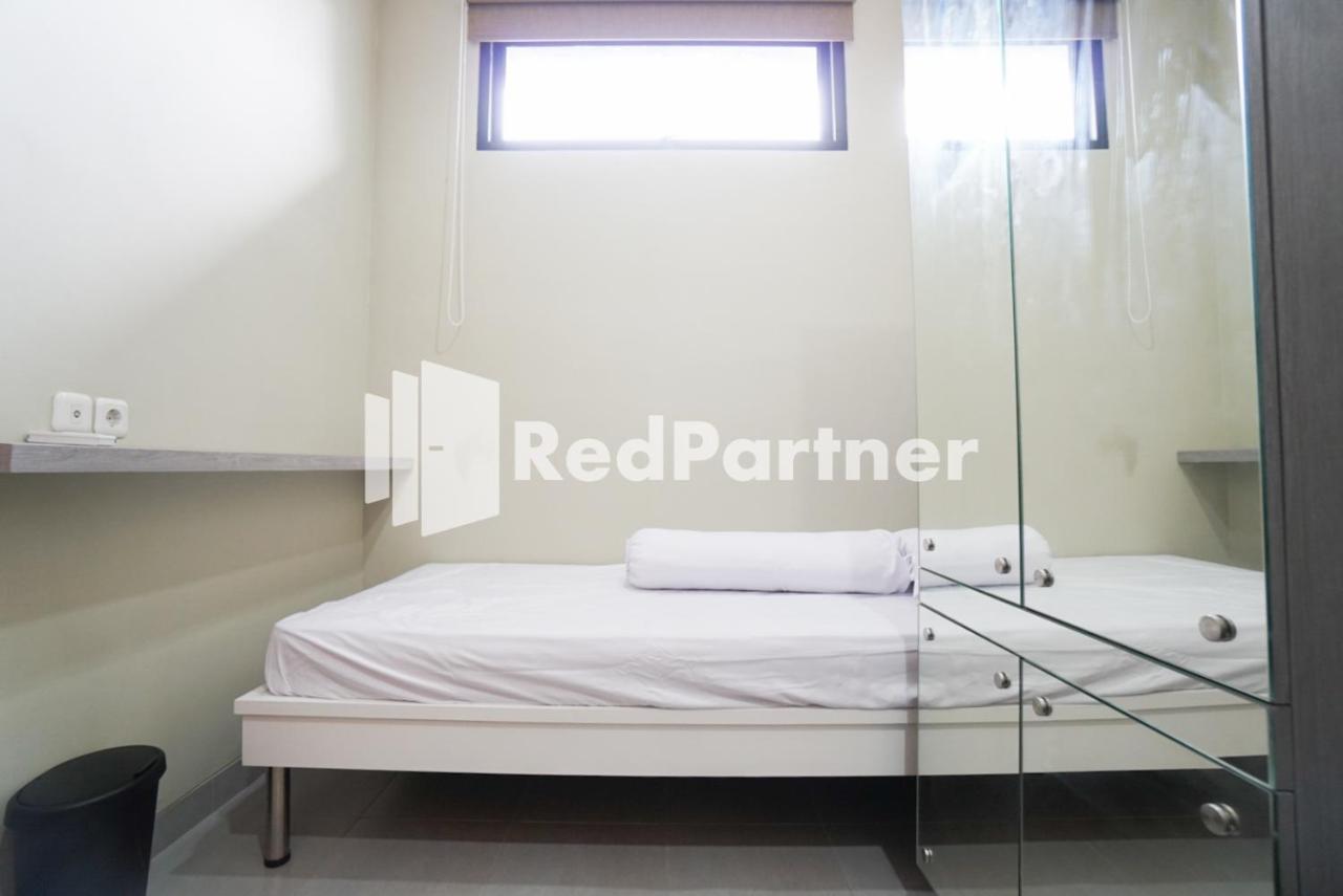 Gelong Guest House Syariah RedPartner Jakarta Bagian luar foto