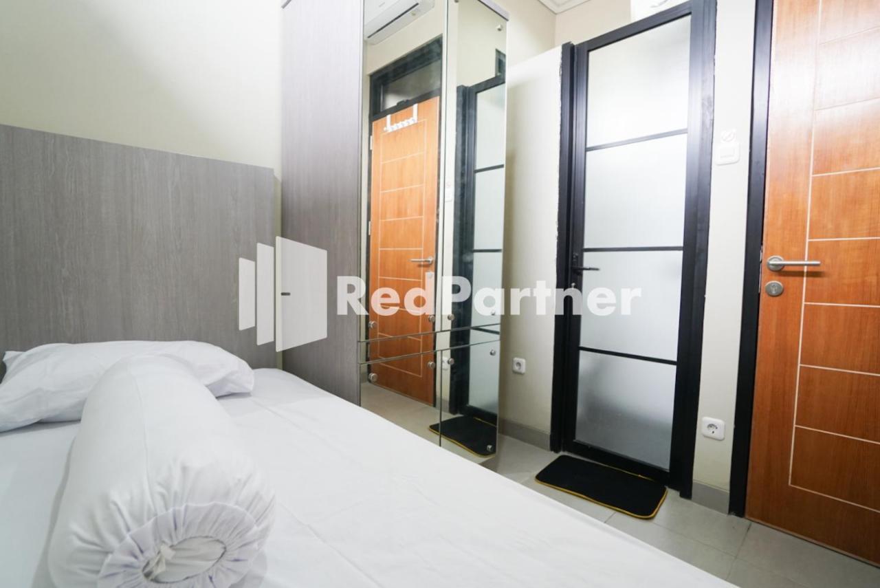 Gelong Guest House Syariah RedPartner Jakarta Bagian luar foto