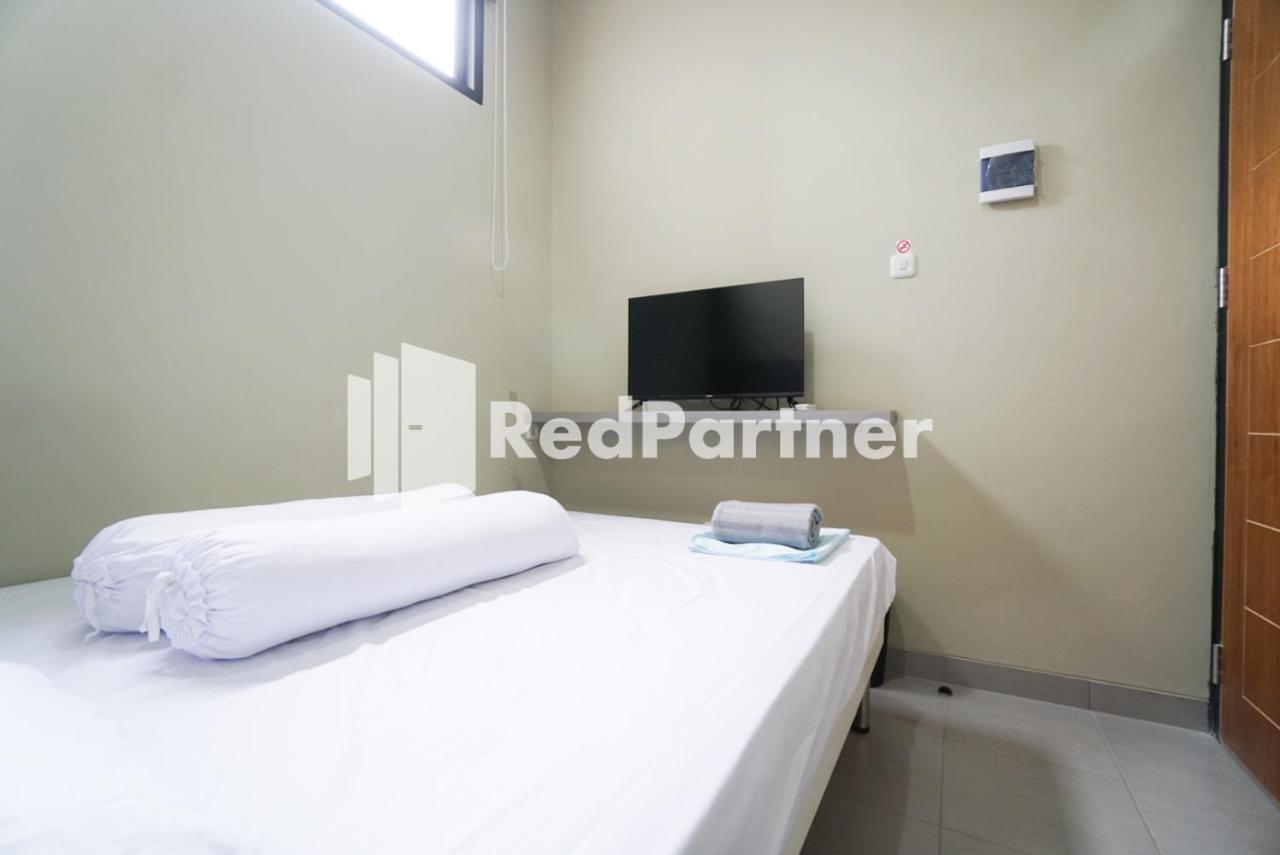 Gelong Guest House Syariah RedPartner Jakarta Bagian luar foto