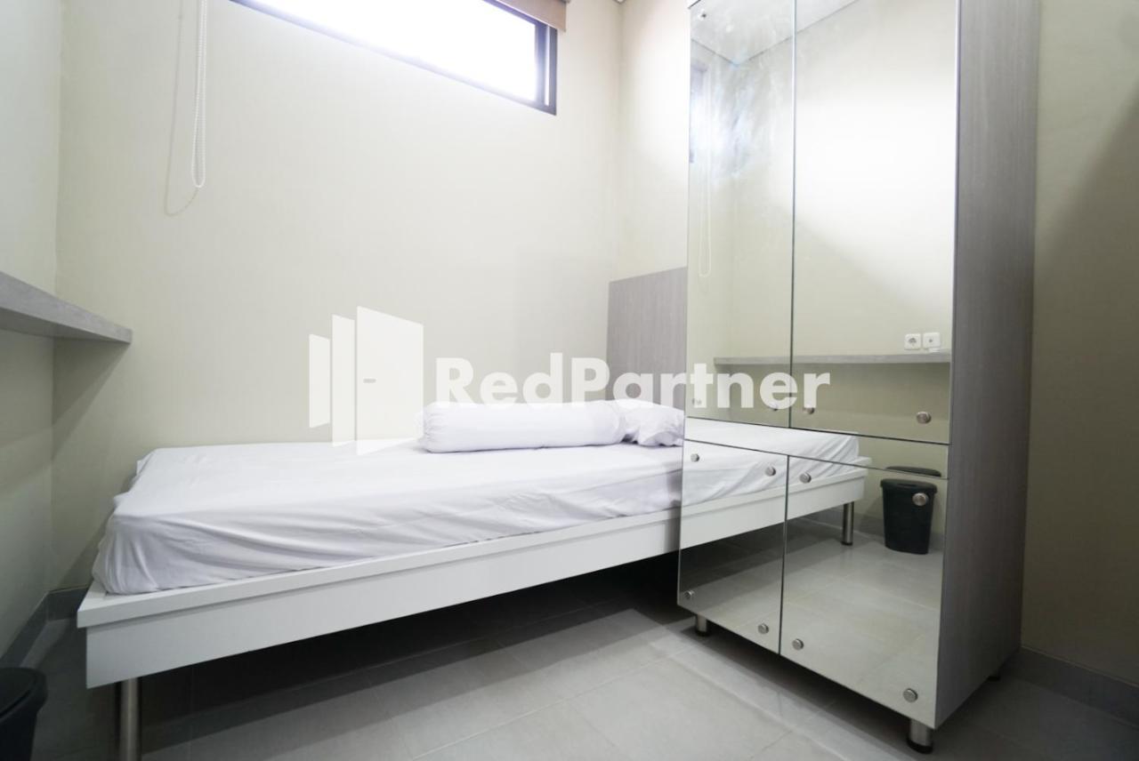 Gelong Guest House Syariah RedPartner Jakarta Bagian luar foto